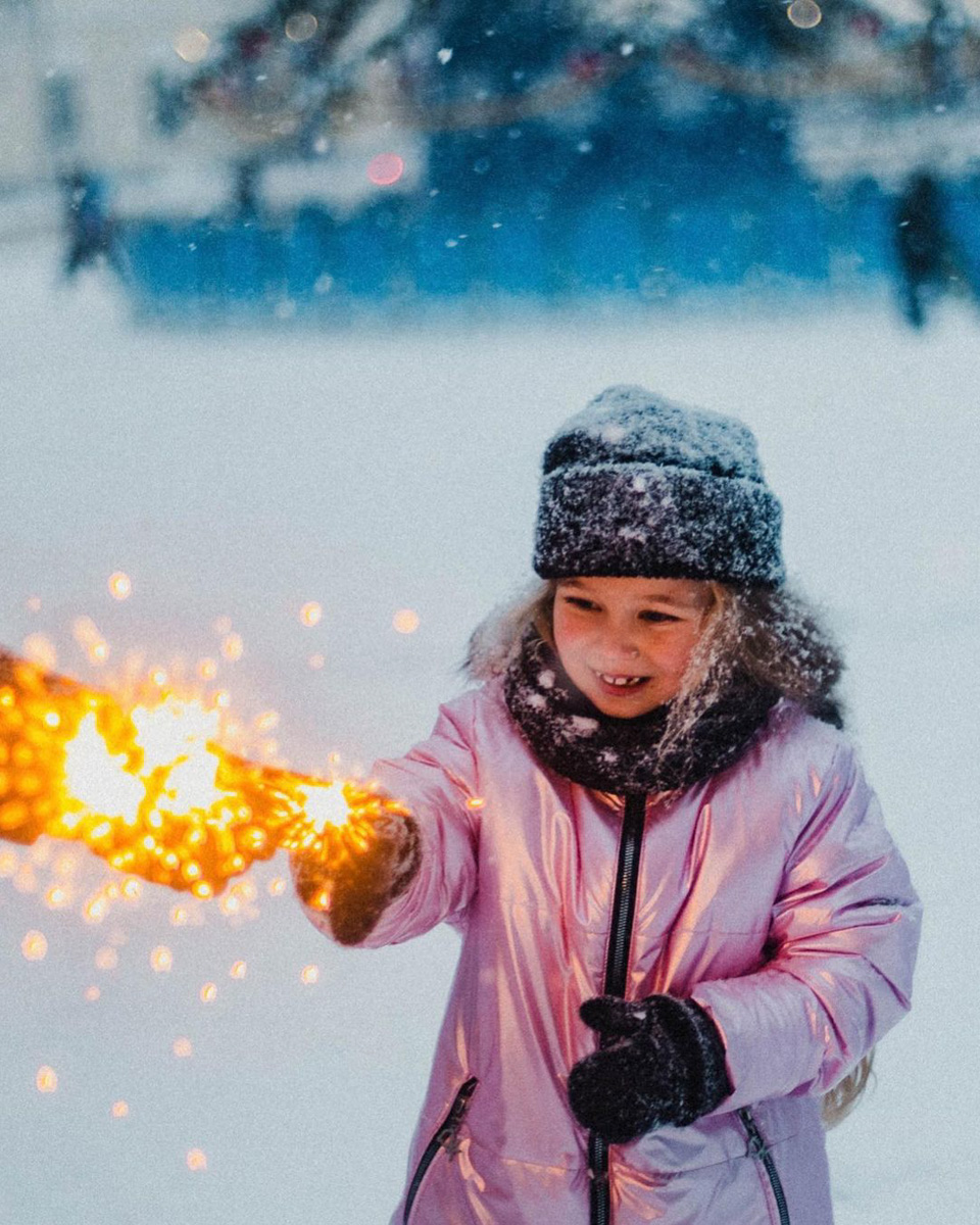 Соцсети буквально заполнили глянцевые снимки и атмосферные видео владимирцев с по-настоящему зимним контентом. Целыми семьями они лепят снеговиков, гуляют по заснеженным улицам, ныряют в сугробы, а главное, бесконечно улыбаются, видя всю эту невероятную красоту вокруг!