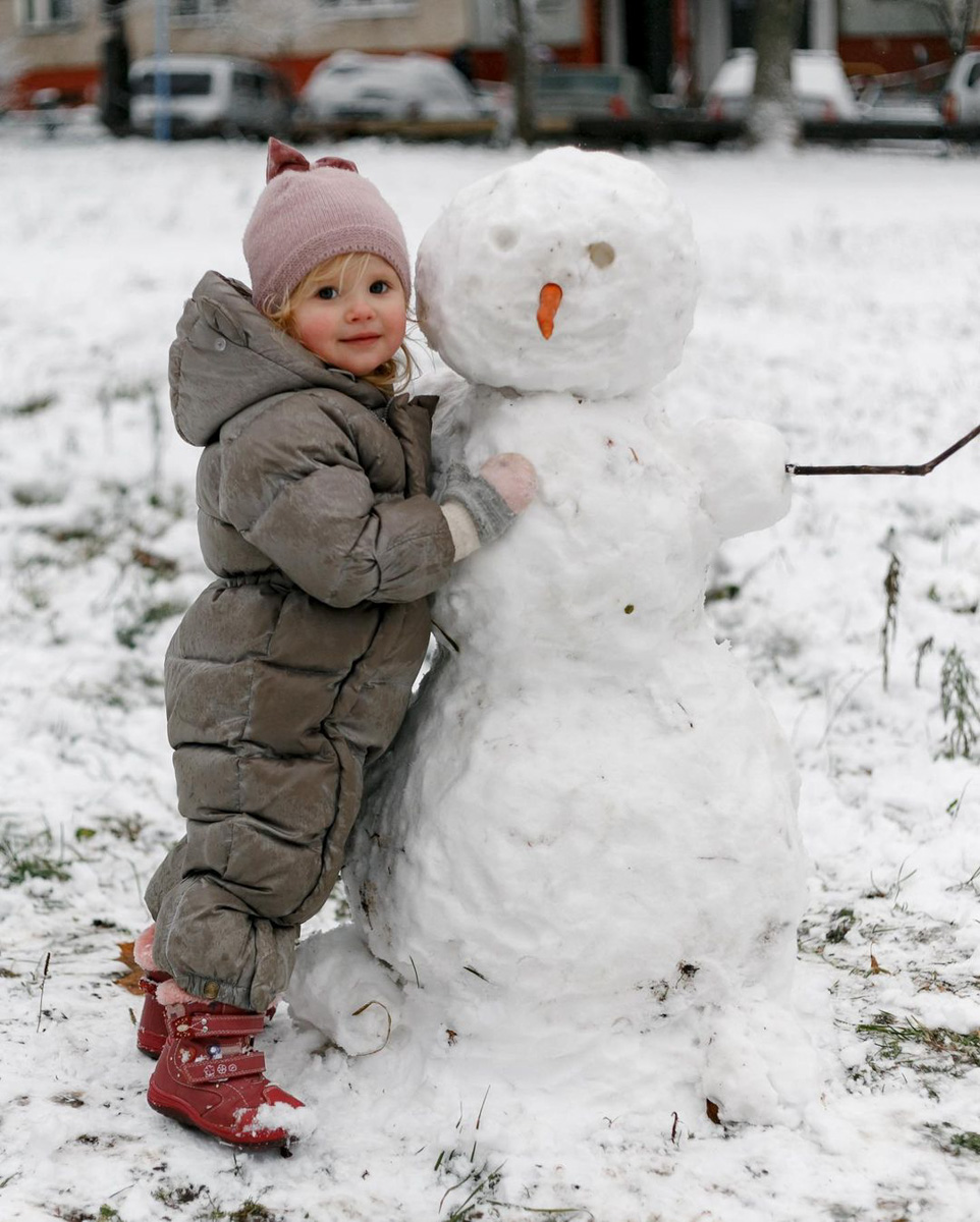 Соцсети буквально заполнили глянцевые снимки и атмосферные видео владимирцев с по-настоящему зимним контентом. Целыми семьями они лепят снеговиков, гуляют по заснеженным улицам, ныряют в сугробы, а главное, бесконечно улыбаются, видя всю эту невероятную красоту вокруг!