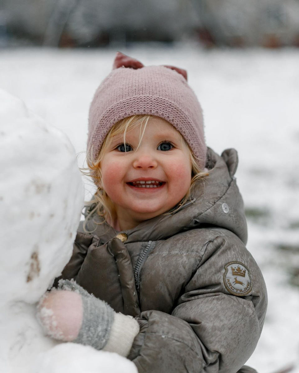 Соцсети буквально заполнили глянцевые снимки и атмосферные видео владимирцев с по-настоящему зимним контентом. Целыми семьями они лепят снеговиков, гуляют по заснеженным улицам, ныряют в сугробы, а главное, бесконечно улыбаются, видя всю эту невероятную красоту вокруг!