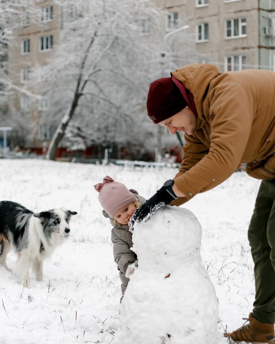 Соцсети буквально заполнили глянцевые снимки и атмосферные видео владимирцев с по-настоящему зимним контентом. Целыми семьями они лепят снеговиков, гуляют по заснеженным улицам, ныряют в сугробы, а главное, бесконечно улыбаются, видя всю эту невероятную красоту вокруг!