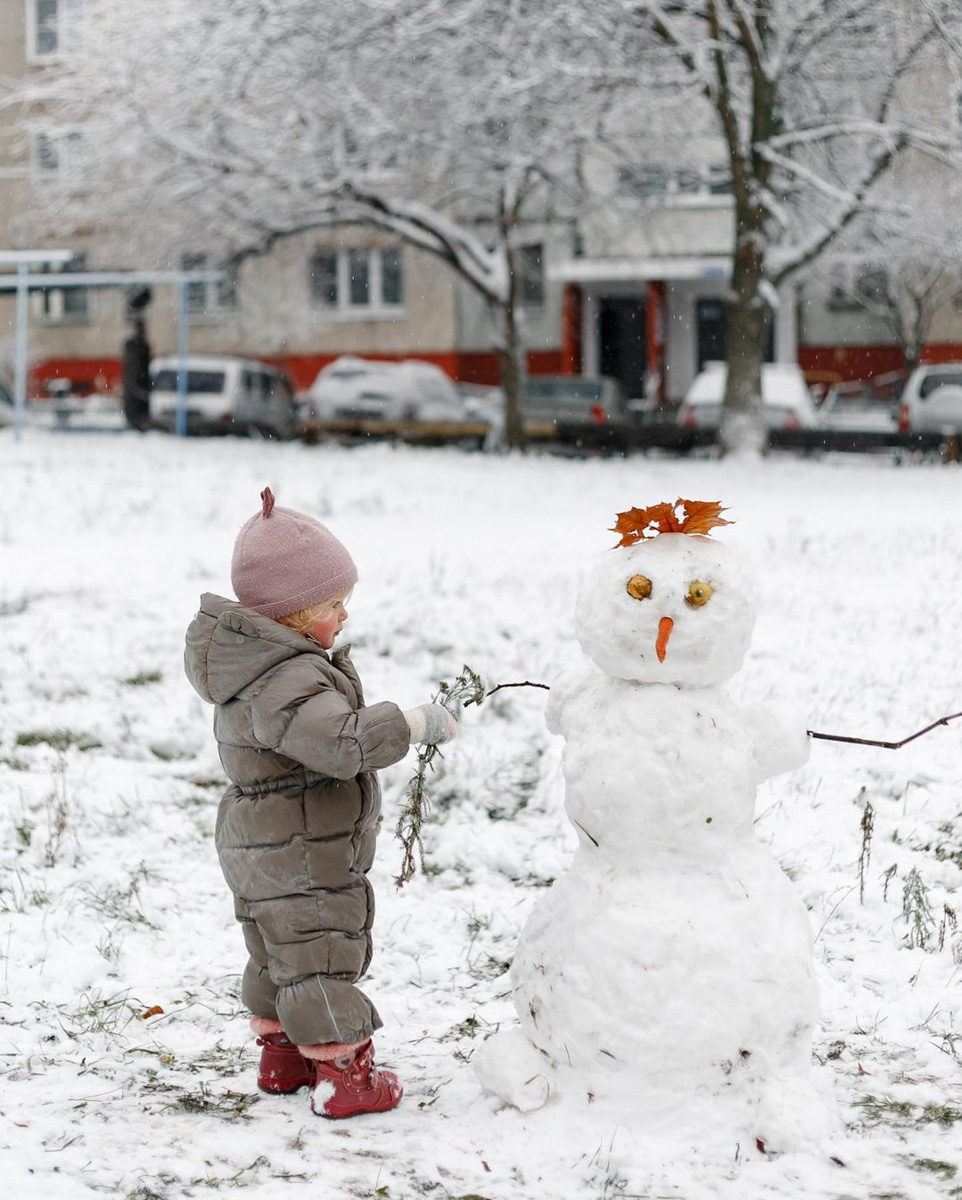 Соцсети буквально заполнили глянцевые снимки и атмосферные видео владимирцев с по-настоящему зимним контентом. Целыми семьями они лепят снеговиков, гуляют по заснеженным улицам, ныряют в сугробы, а главное, бесконечно улыбаются, видя всю эту невероятную красоту вокруг!