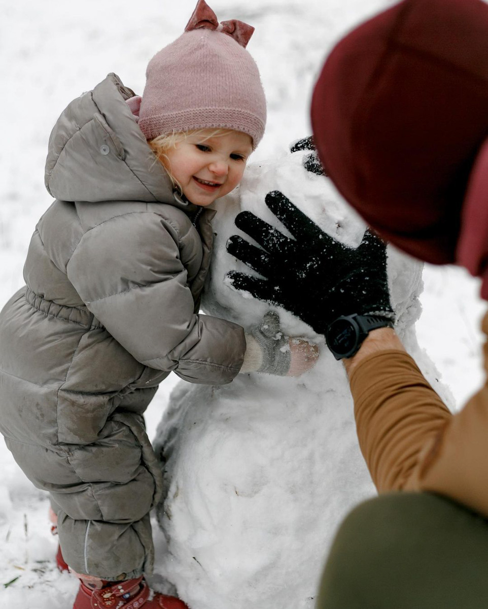 Соцсети буквально заполнили глянцевые снимки и атмосферные видео владимирцев с по-настоящему зимним контентом. Целыми семьями они лепят снеговиков, гуляют по заснеженным улицам, ныряют в сугробы, а главное, бесконечно улыбаются, видя всю эту невероятную красоту вокруг!