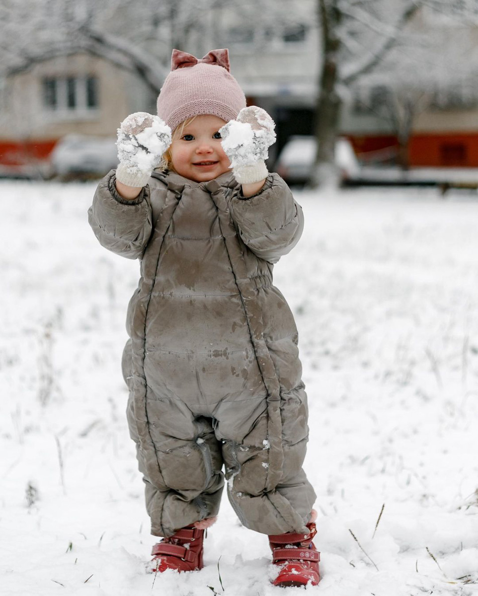Соцсети буквально заполнили глянцевые снимки и атмосферные видео владимирцев с по-настоящему зимним контентом. Целыми семьями они лепят снеговиков, гуляют по заснеженным улицам, ныряют в сугробы, а главное, бесконечно улыбаются, видя всю эту невероятную красоту вокруг!