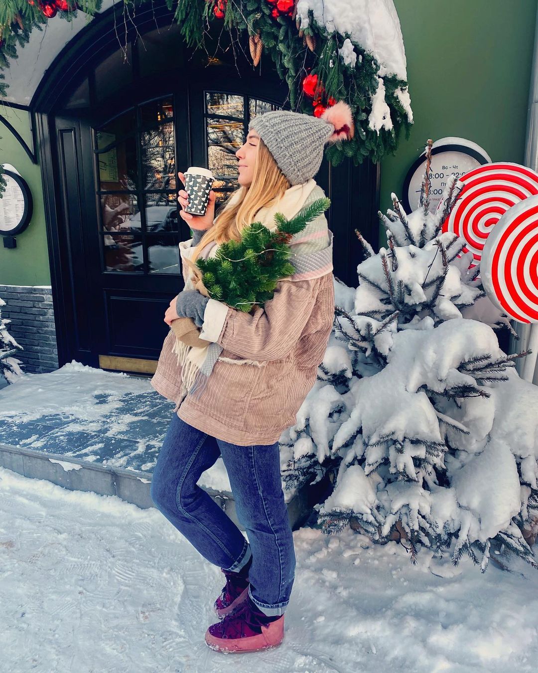 Соцсети буквально заполнили глянцевые снимки и атмосферные видео владимирцев с по-настоящему зимним контентом. Целыми семьями они лепят снеговиков, гуляют по заснеженным улицам, ныряют в сугробы, а главное, бесконечно улыбаются, видя всю эту невероятную красоту вокруг!