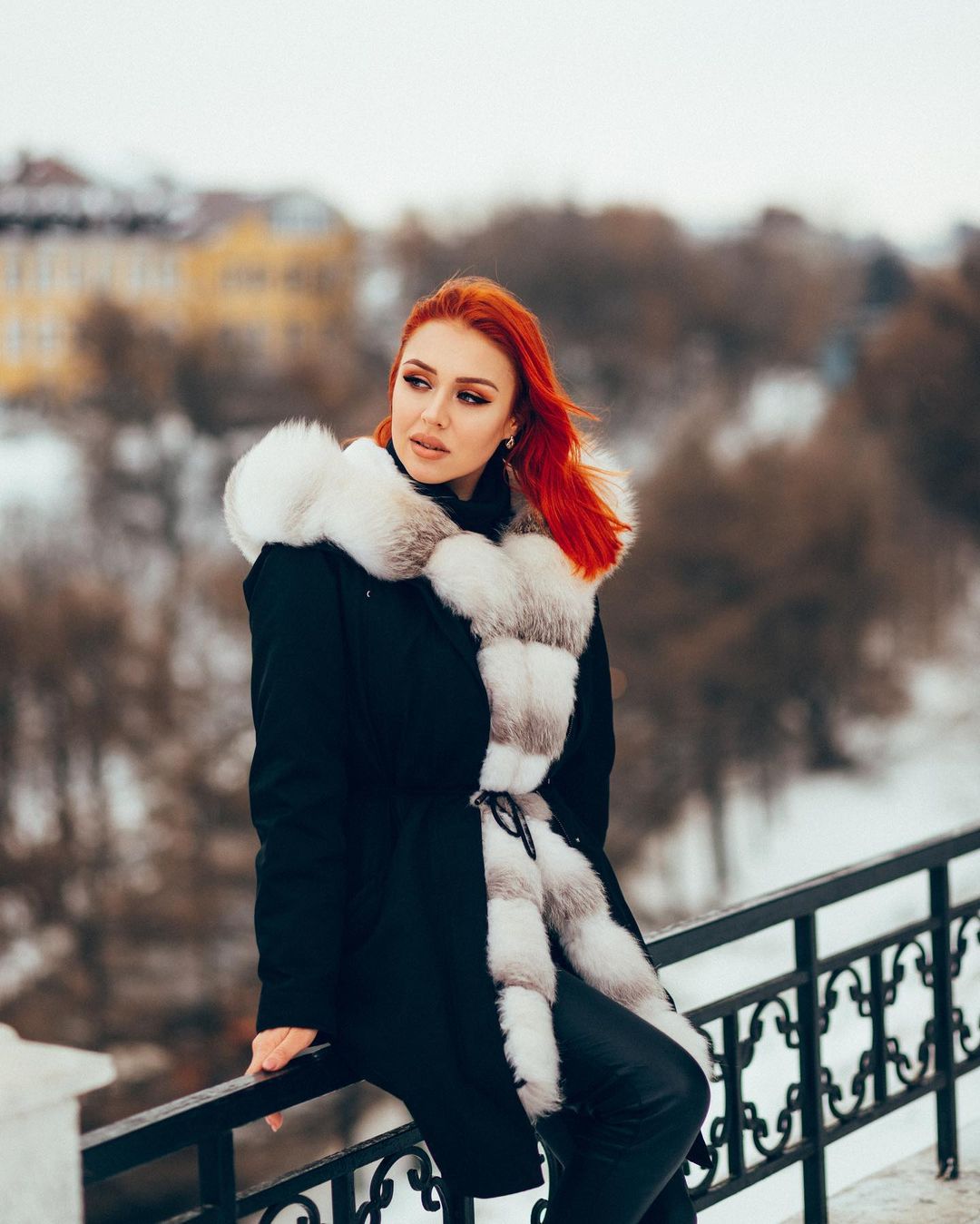 Соцсети буквально заполнили глянцевые снимки и атмосферные видео владимирцев с по-настоящему зимним контентом. Целыми семьями они лепят снеговиков, гуляют по заснеженным улицам, ныряют в сугробы, а главное, бесконечно улыбаются, видя всю эту невероятную красоту вокруг!