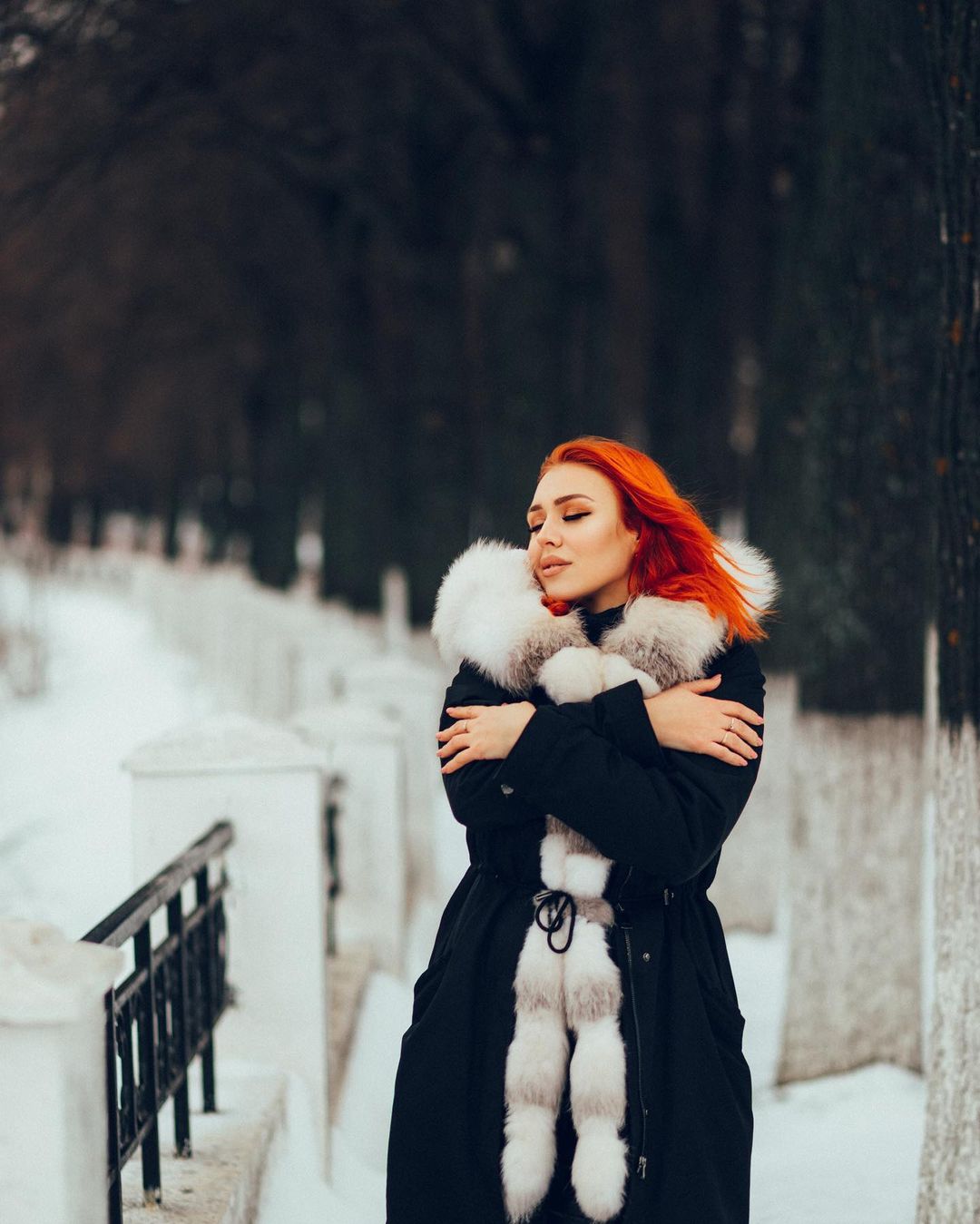 Соцсети буквально заполнили глянцевые снимки и атмосферные видео владимирцев с по-настоящему зимним контентом. Целыми семьями они лепят снеговиков, гуляют по заснеженным улицам, ныряют в сугробы, а главное, бесконечно улыбаются, видя всю эту невероятную красоту вокруг!