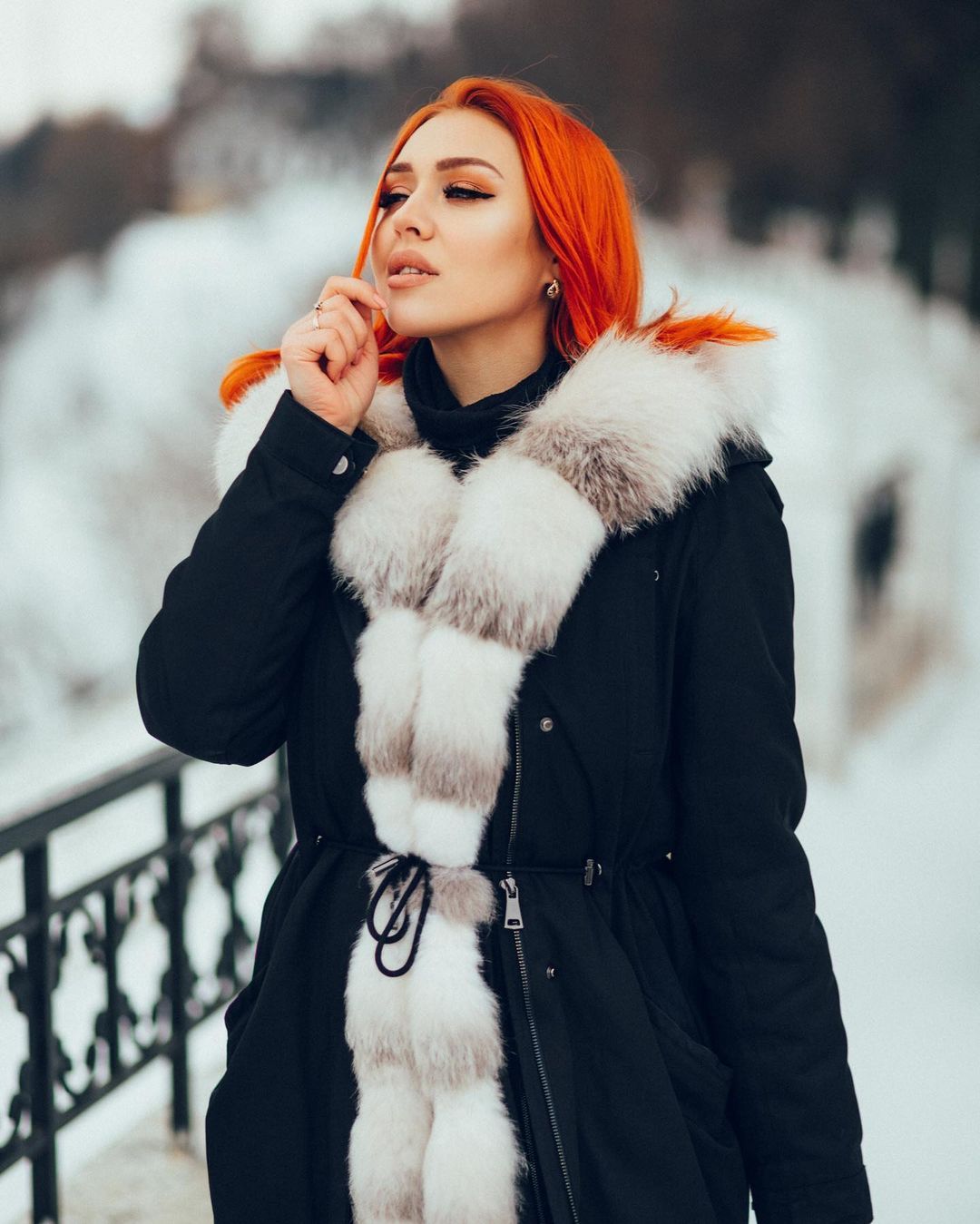 Соцсети буквально заполнили глянцевые снимки и атмосферные видео владимирцев с по-настоящему зимним контентом. Целыми семьями они лепят снеговиков, гуляют по заснеженным улицам, ныряют в сугробы, а главное, бесконечно улыбаются, видя всю эту невероятную красоту вокруг!