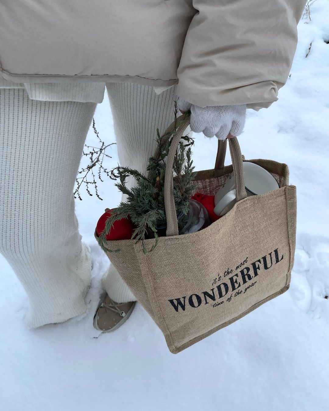 Соцсети буквально заполнили глянцевые снимки и атмосферные видео владимирцев с по-настоящему зимним контентом. Целыми семьями они лепят снеговиков, гуляют по заснеженным улицам, ныряют в сугробы, а главное, бесконечно улыбаются, видя всю эту невероятную красоту вокруг!