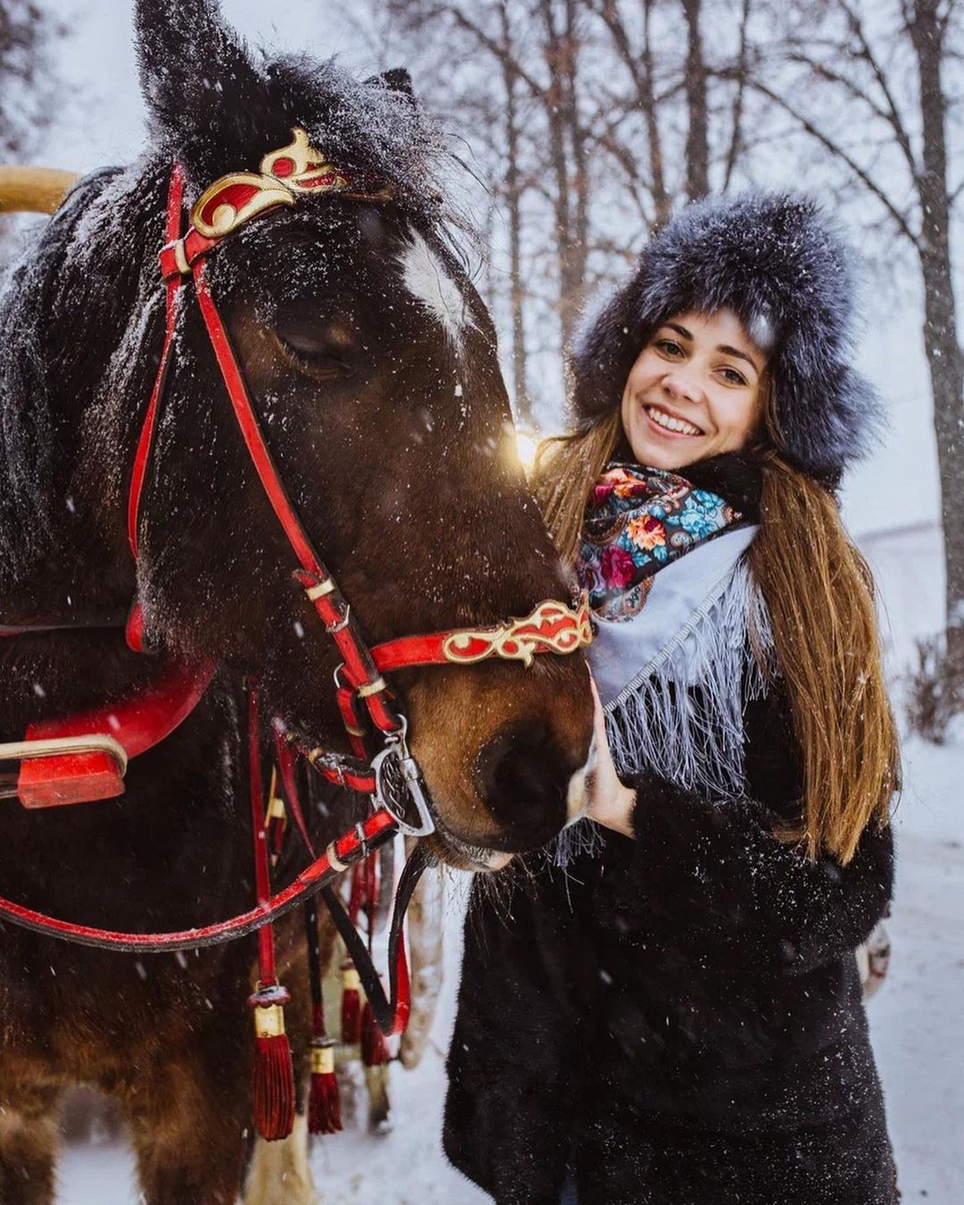 Соцсети буквально заполнили глянцевые снимки и атмосферные видео владимирцев с по-настоящему зимним контентом. Целыми семьями они лепят снеговиков, гуляют по заснеженным улицам, ныряют в сугробы, а главное, бесконечно улыбаются, видя всю эту невероятную красоту вокруг!