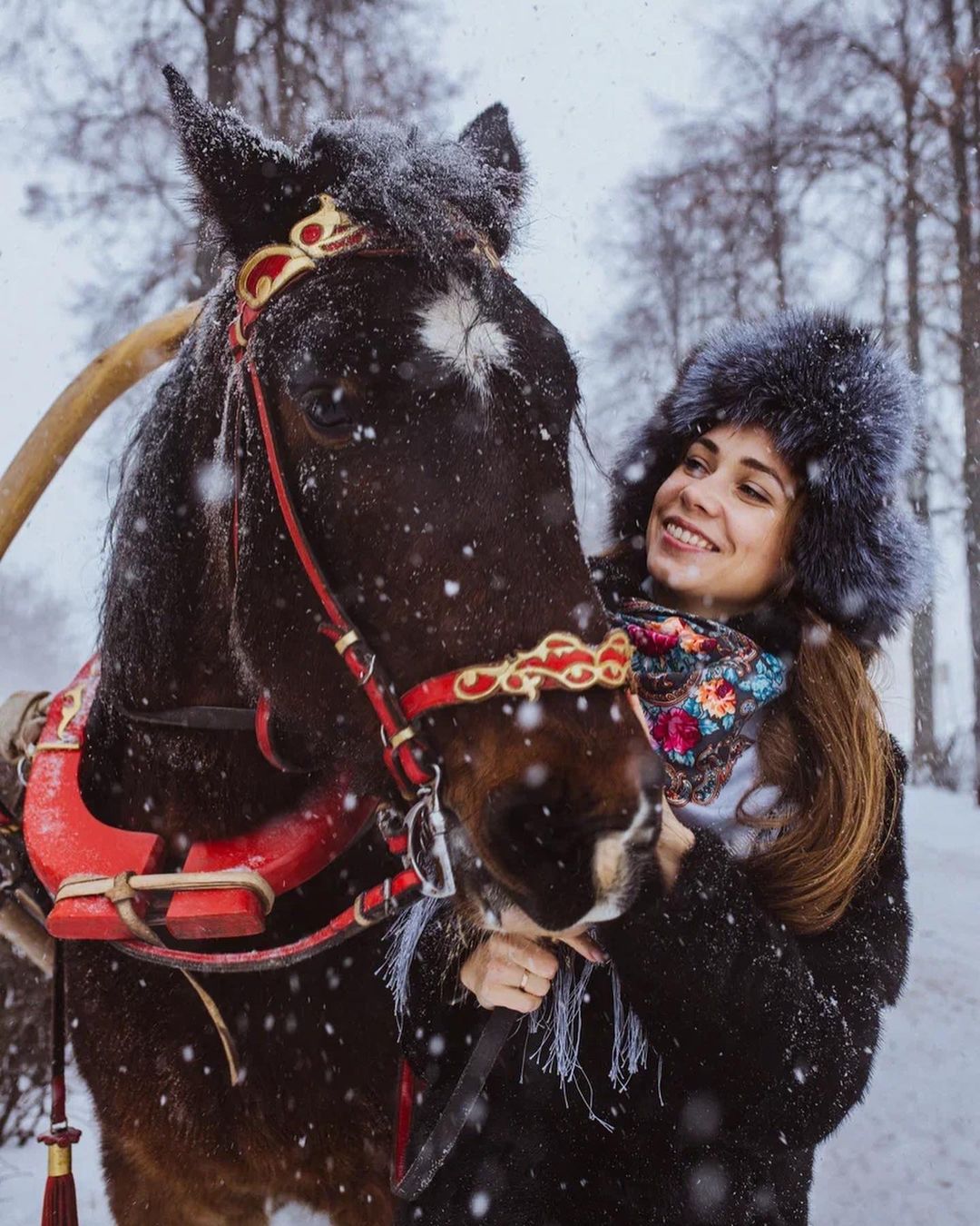 Соцсети буквально заполнили глянцевые снимки и атмосферные видео владимирцев с по-настоящему зимним контентом. Целыми семьями они лепят снеговиков, гуляют по заснеженным улицам, ныряют в сугробы, а главное, бесконечно улыбаются, видя всю эту невероятную красоту вокруг!