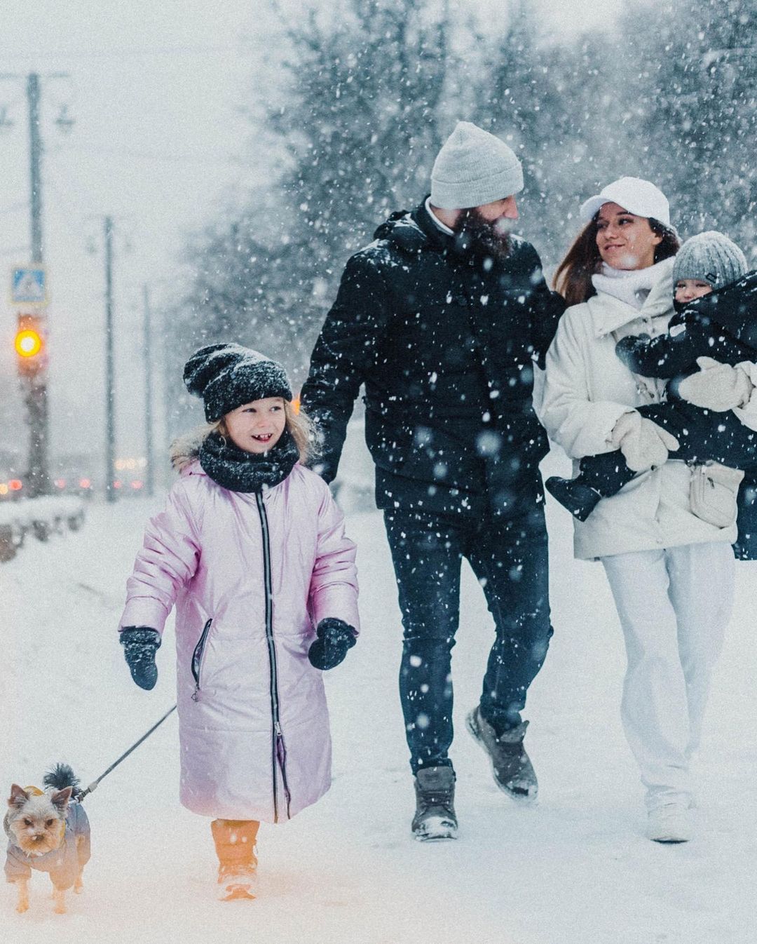 Соцсети буквально заполнили глянцевые снимки и атмосферные видео владимирцев с по-настоящему зимним контентом. Целыми семьями они лепят снеговиков, гуляют по заснеженным улицам, ныряют в сугробы, а главное, бесконечно улыбаются, видя всю эту невероятную красоту вокруг!