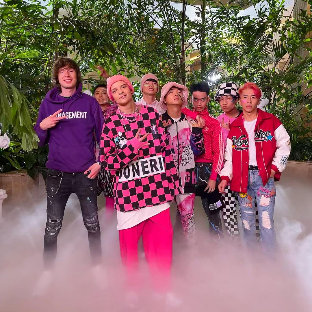 Некоторые на постоянной основе вращаются в сфере шоу-бизнеса и нередко пополняют социальные сети историями о приятных встречах; кто-то, наоборот, впервые увидел звезду, испытав восторг. Спросим владимирцев: что они расскажут о своих новых знакомствах.