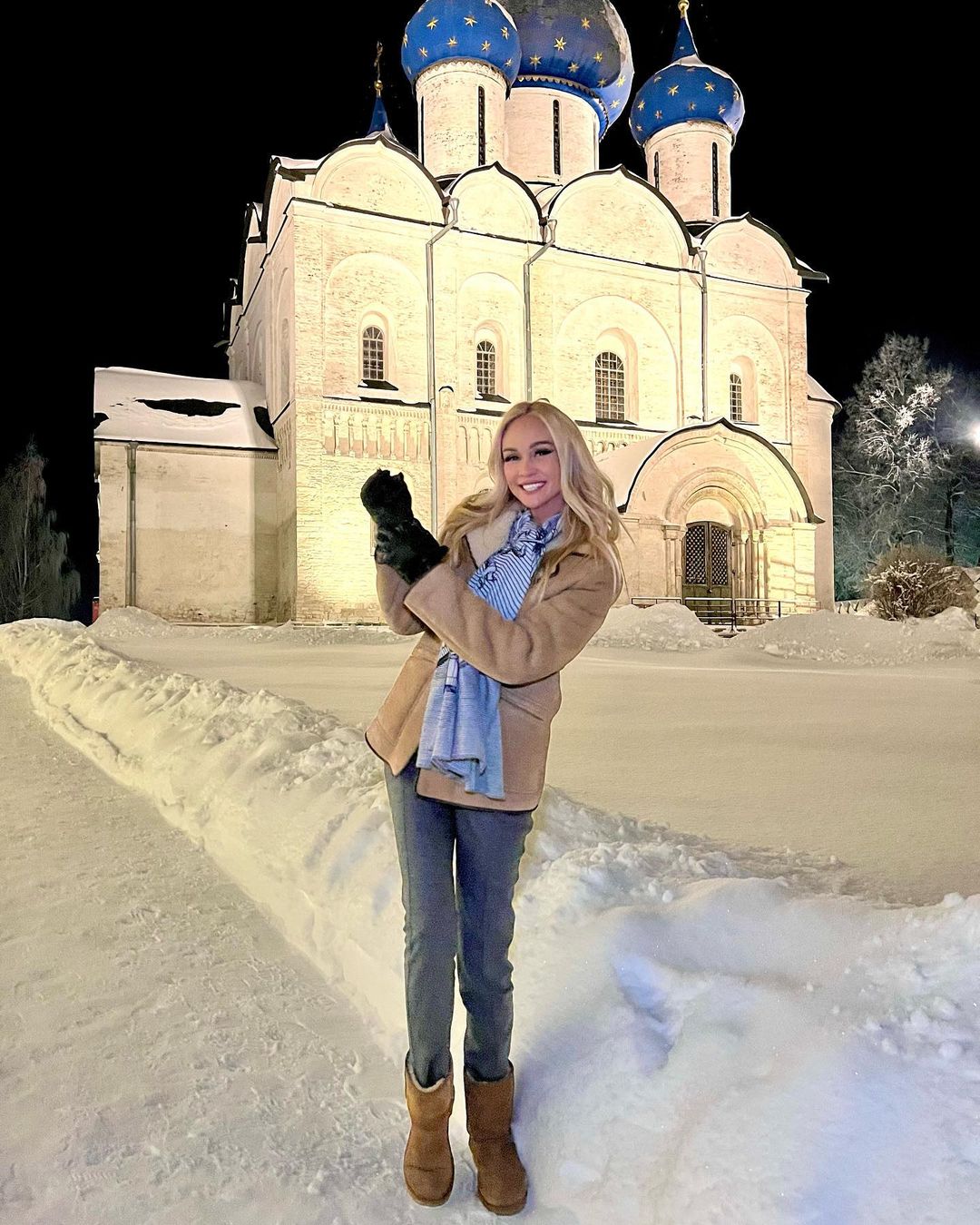 Некоторые на постоянной основе вращаются в сфере шоу-бизнеса и нередко пополняют социальные сети историями о приятных встречах; кто-то, наоборот, впервые увидел звезду, испытав восторг. Спросим владимирцев: что они расскажут о своих новых знакомствах.