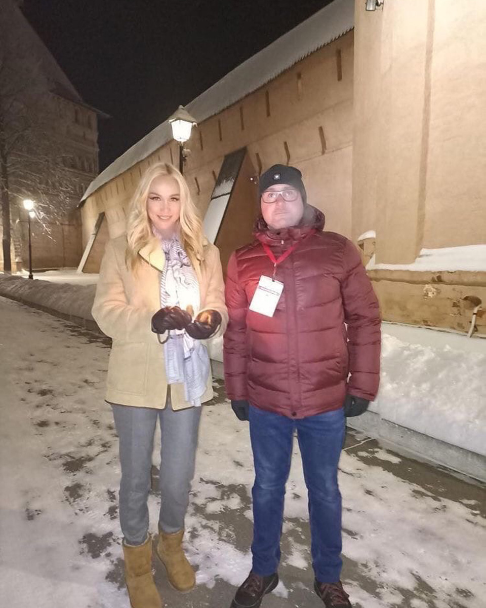 Некоторые на постоянной основе вращаются в сфере шоу-бизнеса и нередко пополняют социальные сети историями о приятных встречах; кто-то, наоборот, впервые увидел звезду, испытав восторг. Спросим владимирцев: что они расскажут о своих новых знакомствах.