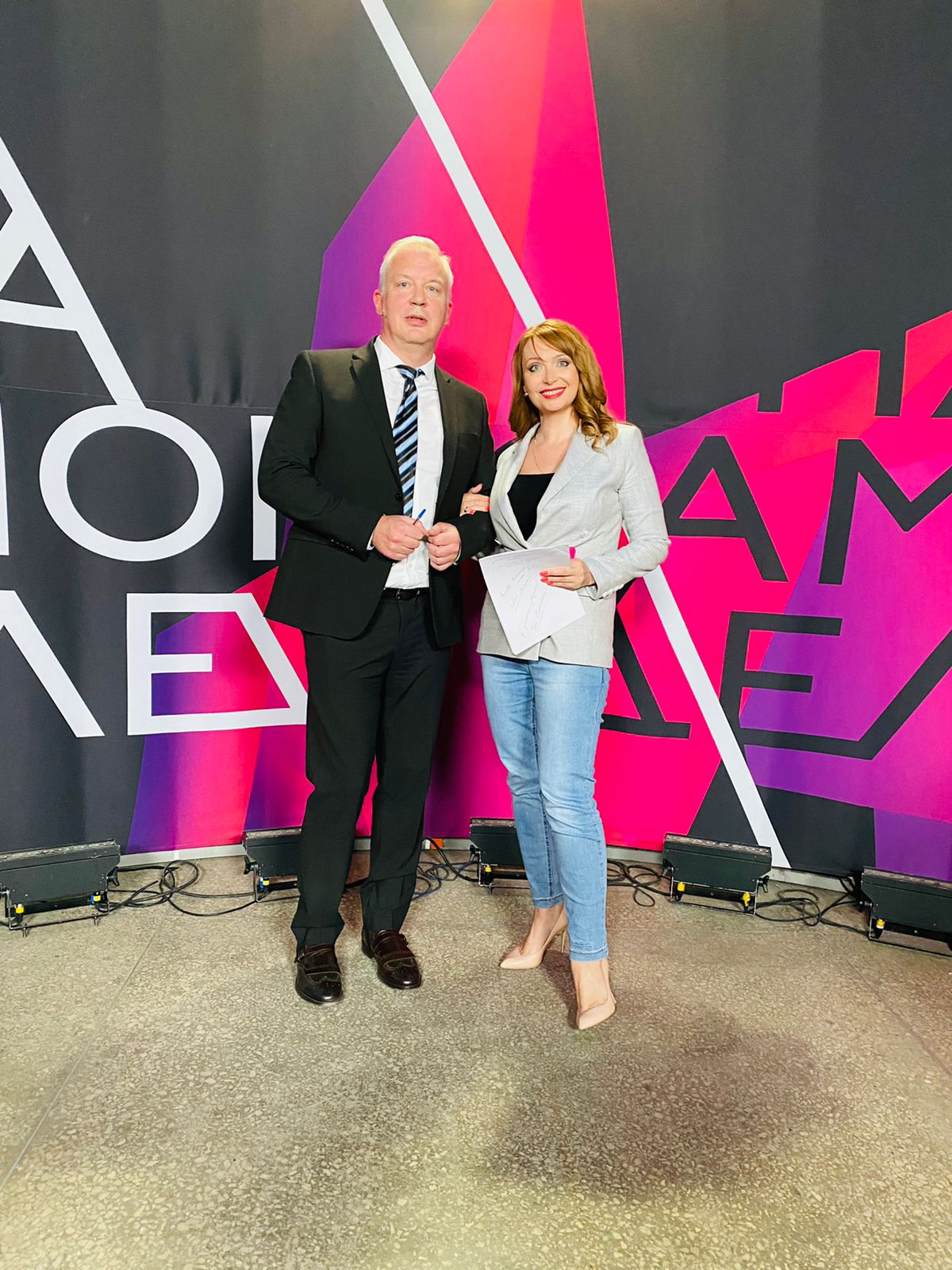 Некоторые на постоянной основе вращаются в сфере шоу-бизнеса и нередко пополняют социальные сети историями о приятных встречах; кто-то, наоборот, впервые увидел звезду, испытав восторг. Спросим владимирцев: что они расскажут о своих новых знакомствах.