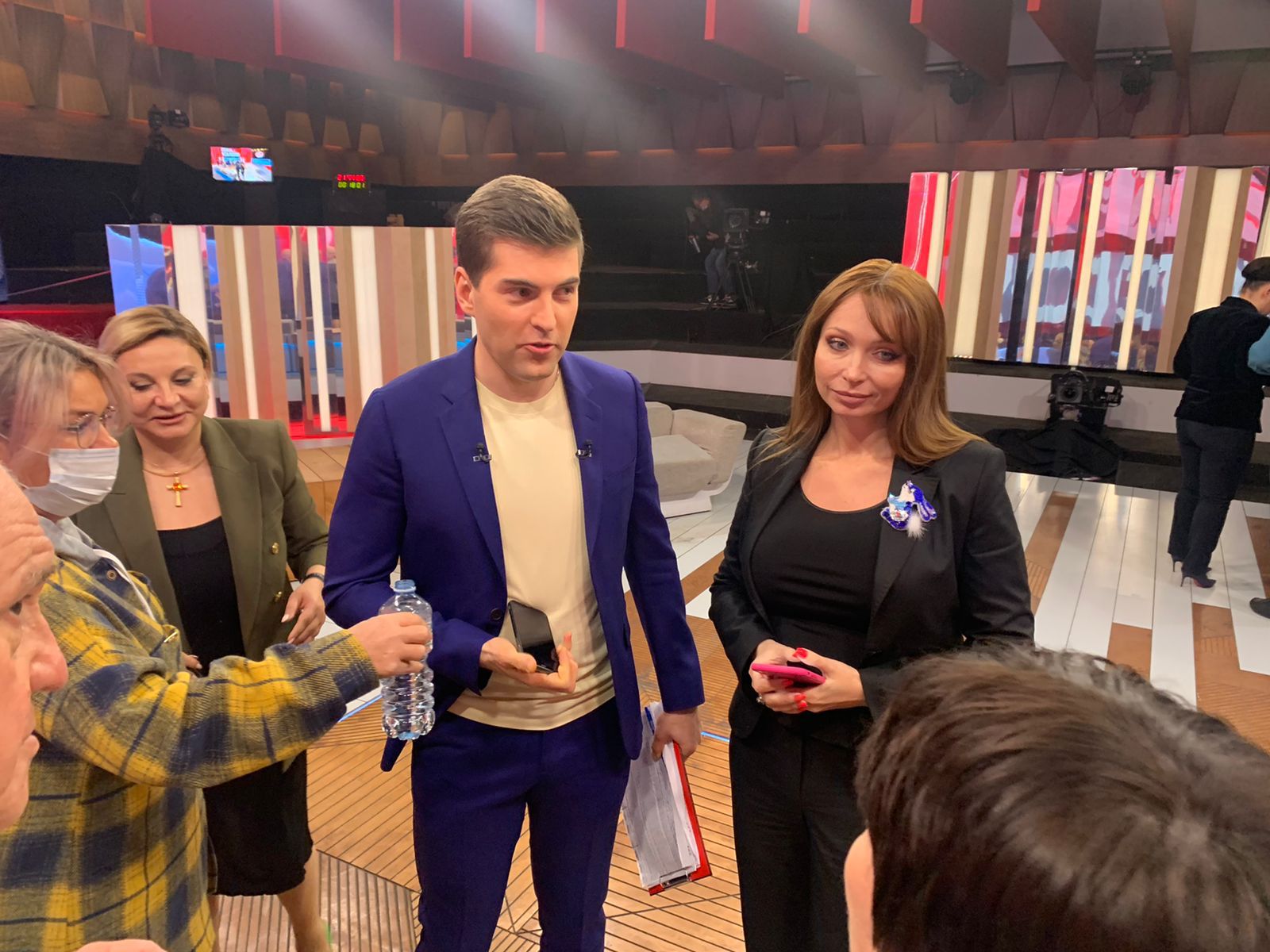 Некоторые на постоянной основе вращаются в сфере шоу-бизнеса и нередко пополняют социальные сети историями о приятных встречах; кто-то, наоборот, впервые увидел звезду, испытав восторг. Спросим владимирцев: что они расскажут о своих новых знакомствах.