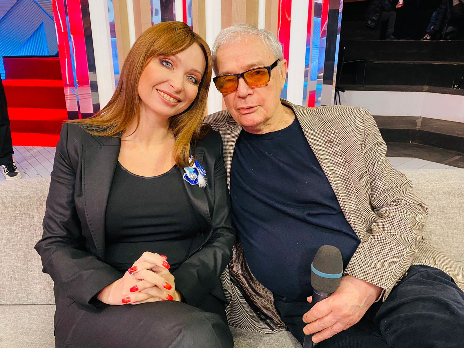 Некоторые на постоянной основе вращаются в сфере шоу-бизнеса и нередко пополняют социальные сети историями о приятных встречах; кто-то, наоборот, впервые увидел звезду, испытав восторг. Спросим владимирцев: что они расскажут о своих новых знакомствах.