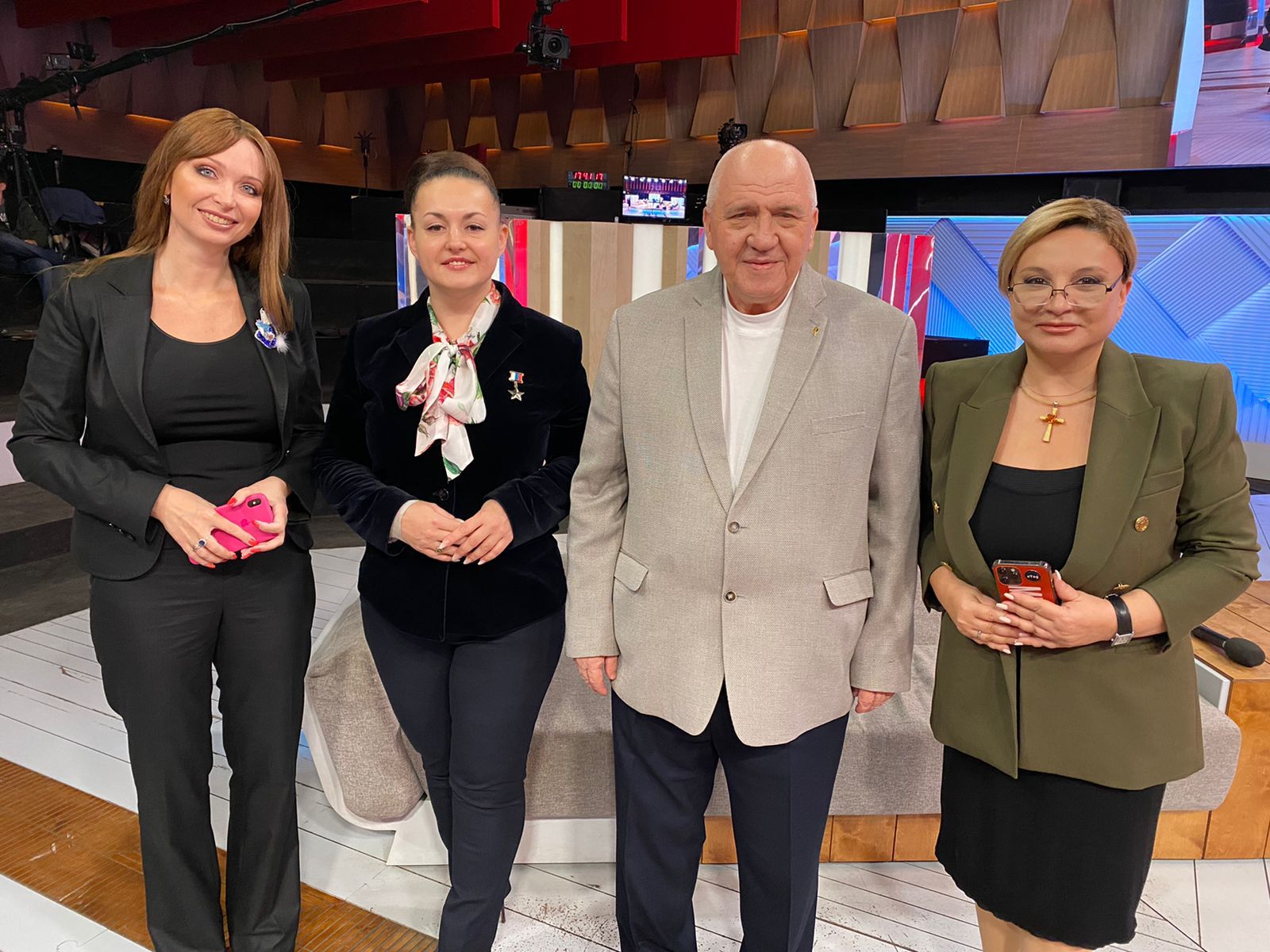 Некоторые на постоянной основе вращаются в сфере шоу-бизнеса и нередко пополняют социальные сети историями о приятных встречах; кто-то, наоборот, впервые увидел звезду, испытав восторг. Спросим владимирцев: что они расскажут о своих новых знакомствах.