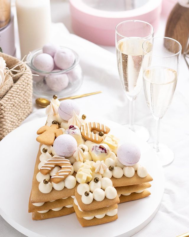 До Нового года осталось 19 дней. Самое время подумать о том, что будет на праздничном столе. «Ключ-Медиа» продемонстрирует вам несколько вкусных тематических угощений от местных умелиц.