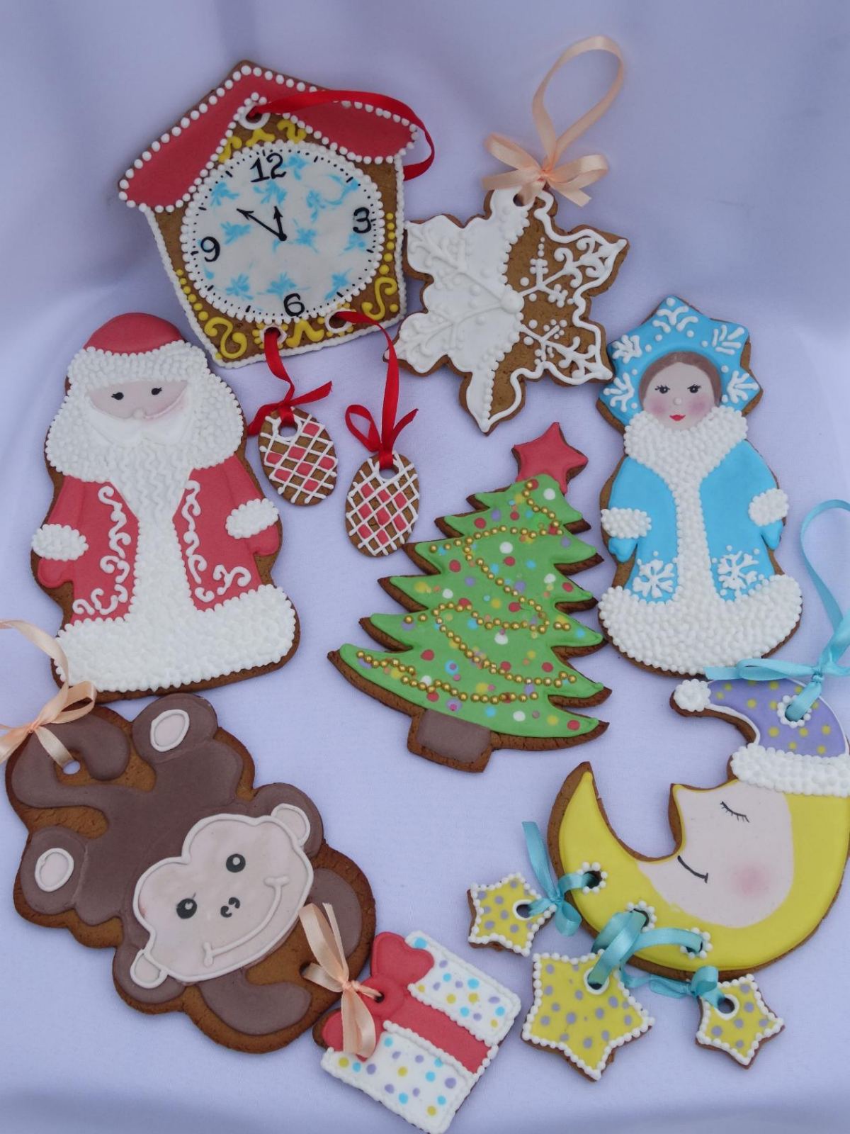 До Нового года осталось 19 дней. Самое время подумать о том, что будет на праздничном столе. «Ключ-Медиа» продемонстрирует вам несколько вкусных тематических угощений от местных умелиц.