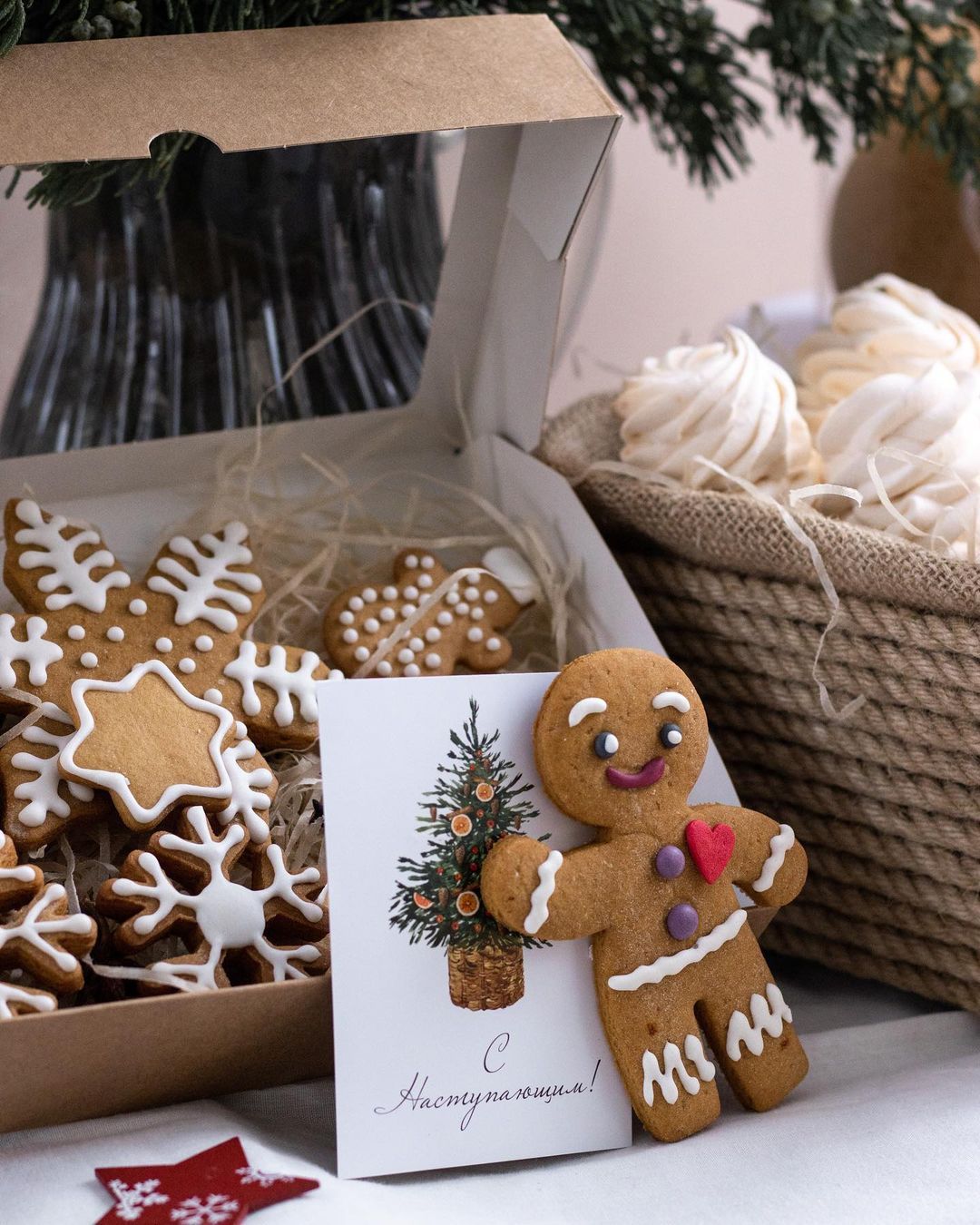 До Нового года осталось 19 дней. Самое время подумать о том, что будет на праздничном столе. «Ключ-Медиа» продемонстрирует вам несколько вкусных тематических угощений от местных умелиц.