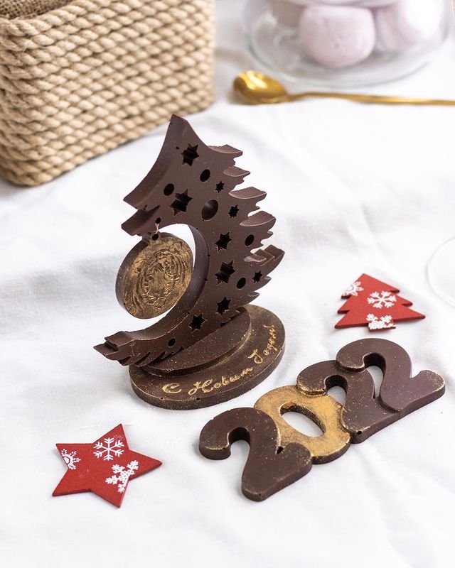 До Нового года осталось 19 дней. Самое время подумать о том, что будет на праздничном столе. «Ключ-Медиа» продемонстрирует вам несколько вкусных тематических угощений от местных умелиц.