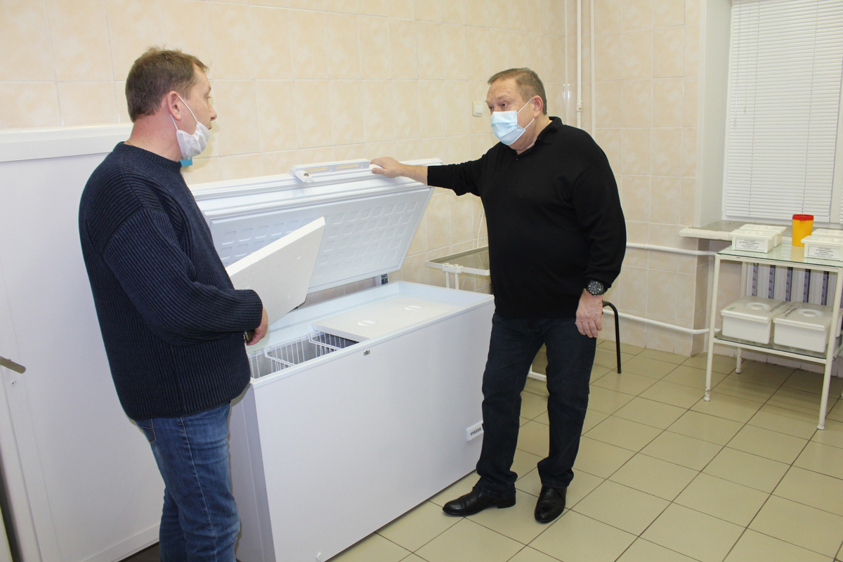 Круглосуточная вакцинация на вокзале, крупнейший прививочный пункт в драмтеатре и введение новых ограничений 15 декабря. Обо всем по порядку.