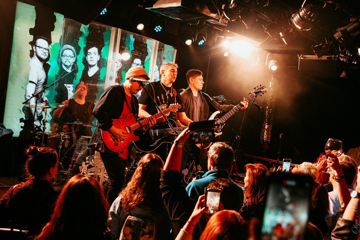 19 декабря во Владимир нанесет визит группа «7Б». Команда заедет к нам в рамках тура «Молодые ветра. XX лет». А значит, одноименная песня прозвучит на концерте, и мы вместе будем подпевать Ивану Демьяну, который, накануне выступления дал интервью нашему изданию.