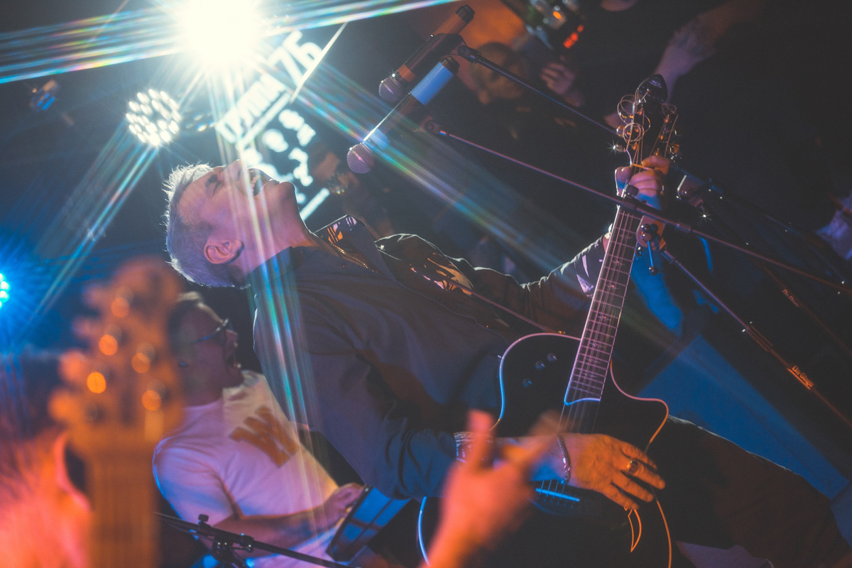 19 декабря во Владимир нанесет визит группа «7Б». Команда заедет к нам в рамках тура «Молодые ветра. XX лет». А значит, одноименная песня прозвучит на концерте, и мы вместе будем подпевать Ивану Демьяну, который, накануне выступления дал интервью нашему изданию.