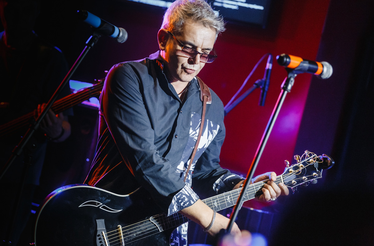 19 декабря во Владимир нанесет визит группа «7Б». Команда заедет к нам в рамках тура «Молодые ветра. XX лет». А значит, одноименная песня прозвучит на концерте, и мы вместе будем подпевать Ивану Демьяну, который, накануне выступления дал интервью нашему изданию.