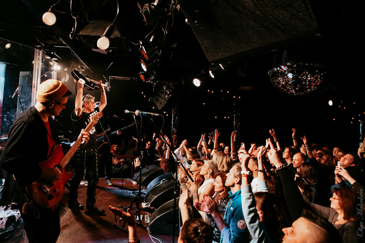 19 декабря во Владимир нанесет визит группа «7Б». Команда заедет к нам в рамках тура «Молодые ветра. XX лет». А значит, одноименная песня прозвучит на концерте, и мы вместе будем подпевать Ивану Демьяну, который, накануне выступления дал интервью нашему изданию.