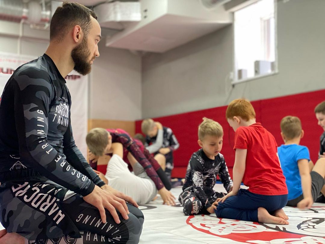 Роман Ляменов является мастером спорта по греко-римской борьбе, мастером спорта по борьбе на поясах, КМС по грэпплингу, КМС по дзюдо, у него даже пурпурный пояс по джиу-джитсу есть. А еще он снимает мотивационные блоги на YouTube. Подробности в материале!
