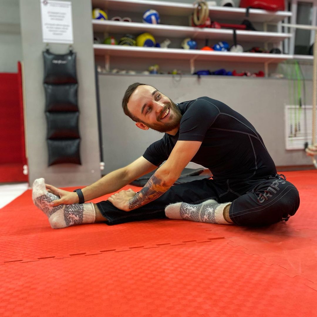 Роман Ляменов является мастером спорта по греко-римской борьбе, мастером спорта по борьбе на поясах, КМС по грэпплингу, КМС по дзюдо, у него даже пурпурный пояс по джиу-джитсу есть. А еще он снимает мотивационные блоги на YouTube. Подробности в материале!