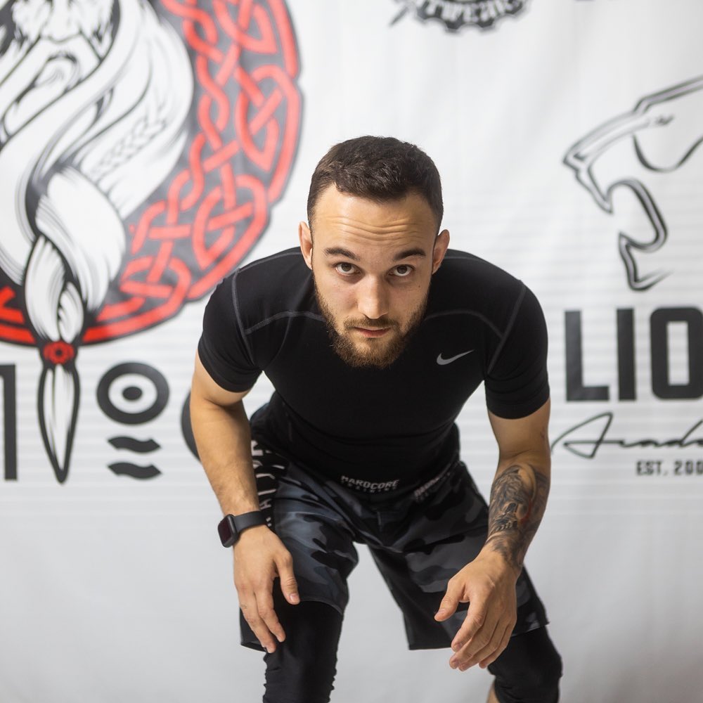 Роман Ляменов является мастером спорта по греко-римской борьбе, мастером спорта по борьбе на поясах, КМС по грэпплингу, КМС по дзюдо, у него даже пурпурный пояс по джиу-джитсу есть. А еще он снимает мотивационные блоги на YouTube. Подробности в материале!