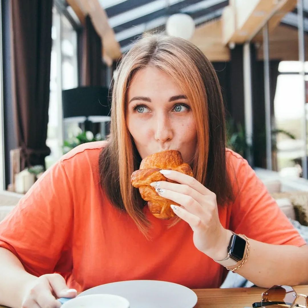 В описании профиля многодетной мамы Светланы Игошевой сказано: «Выбила путевку на море БЕСПЛАТНО. Государство подарило 250 000₽ на бизнес. Всему научу #пособия_lana_land». Узнаем нюансы очерченных в био профиля достижений, а также набираемся опыта, как выжить в суровом мире пособий.