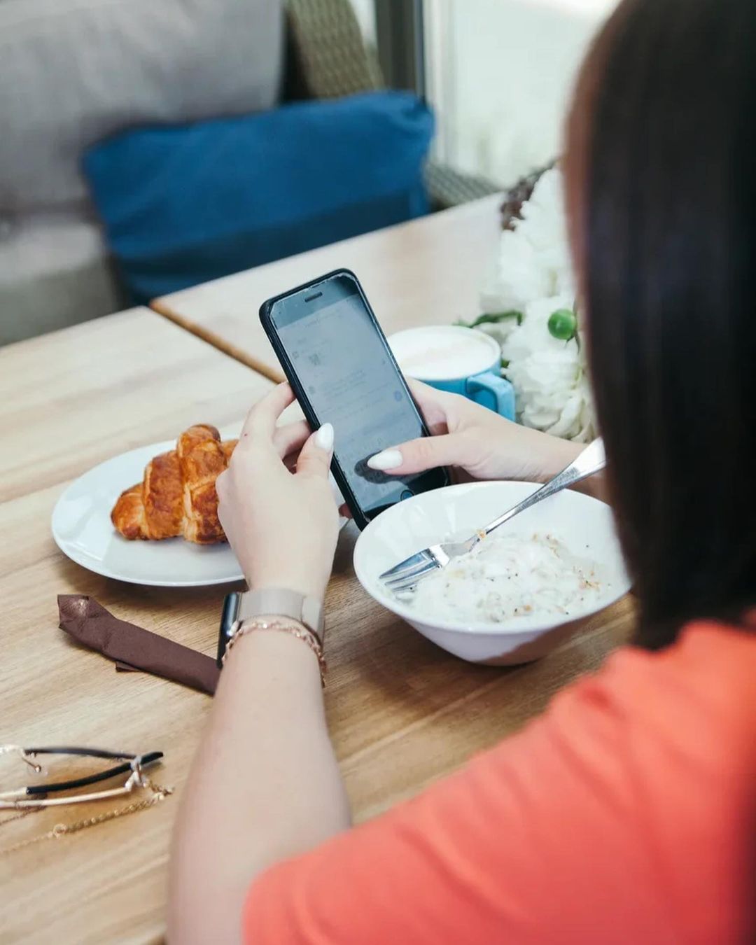 В описании профиля многодетной мамы Светланы Игошевой сказано: «Выбила путевку на море БЕСПЛАТНО. Государство подарило 250 000₽ на бизнес. Всему научу #пособия_lana_land». Узнаем нюансы очерченных в био профиля достижений, а также набираемся опыта, как выжить в суровом мире пособий.