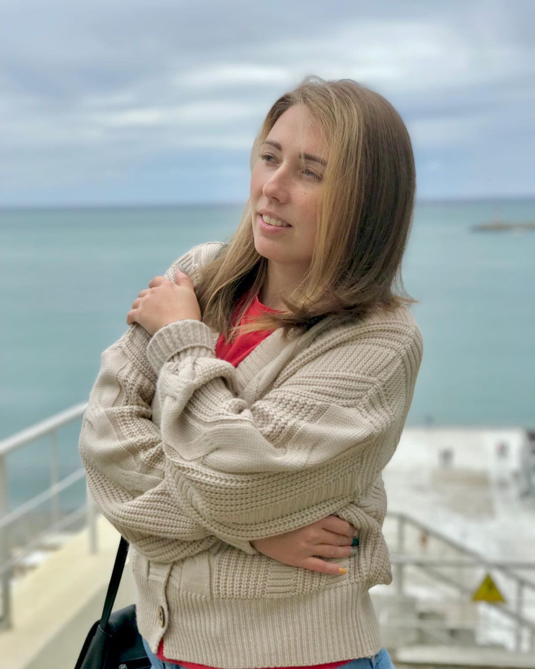 В описании профиля многодетной мамы Светланы Игошевой сказано: «Выбила путевку на море БЕСПЛАТНО. Государство подарило 250 000₽ на бизнес. Всему научу #пособия_lana_land». Узнаем нюансы очерченных в био профиля достижений, а также набираемся опыта, как выжить в суровом мире пособий.