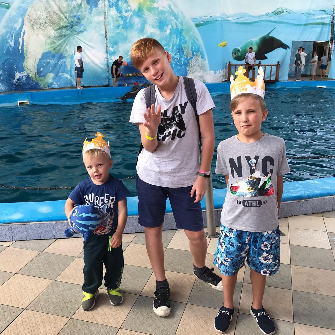 В описании профиля многодетной мамы Светланы Игошевой сказано: «Выбила путевку на море БЕСПЛАТНО. Государство подарило 250 000₽ на бизнес. Всему научу #пособия_lana_land». Узнаем нюансы очерченных в био профиля достижений, а также набираемся опыта, как выжить в суровом мире пособий.