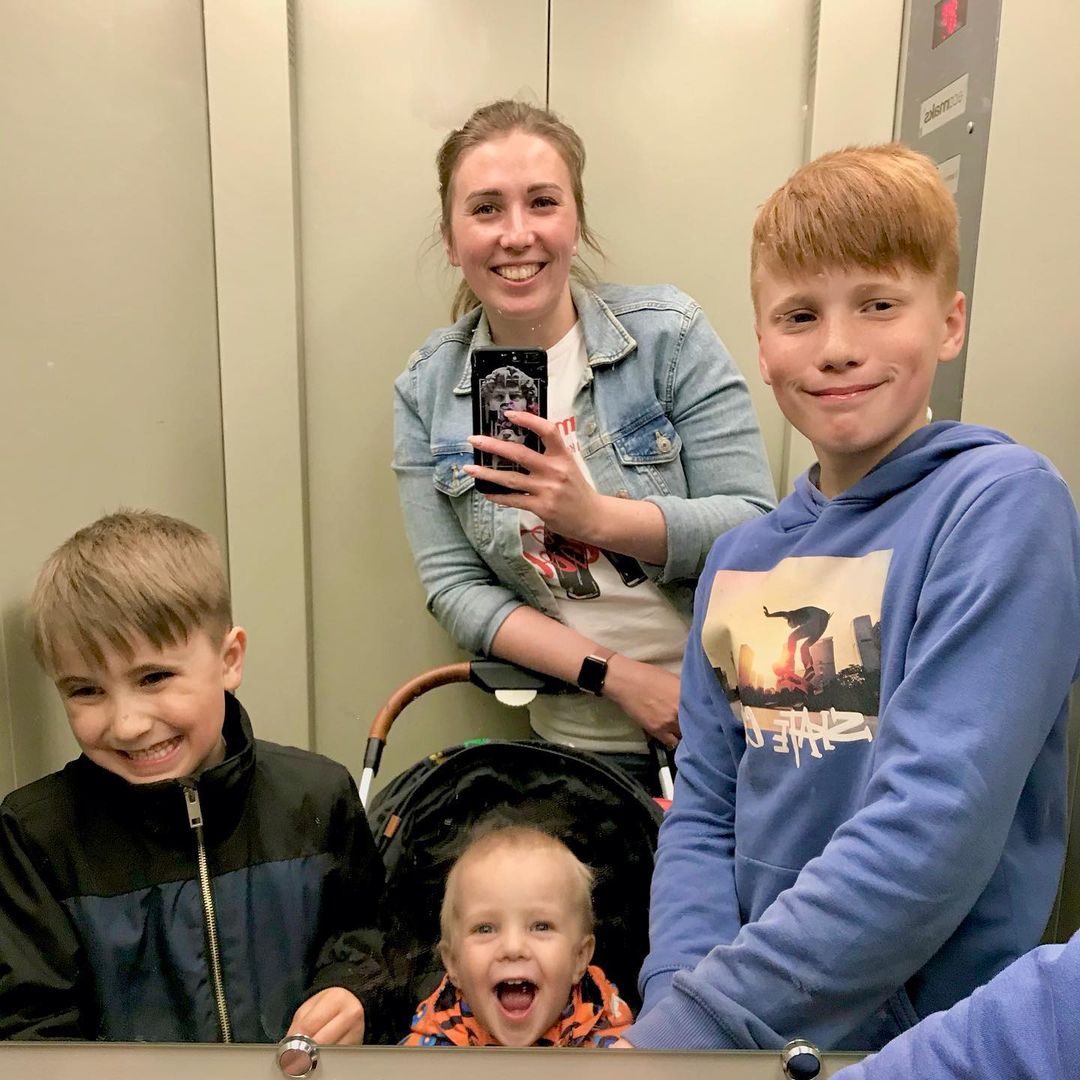 В описании профиля многодетной мамы Светланы Игошевой сказано: «Выбила путевку на море БЕСПЛАТНО. Государство подарило 250 000₽ на бизнес. Всему научу #пособия_lana_land». Узнаем нюансы очерченных в био профиля достижений, а также набираемся опыта, как выжить в суровом мире пособий.