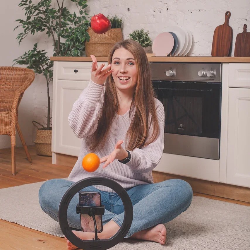 В описании профиля многодетной мамы Светланы Игошевой сказано: «Выбила путевку на море БЕСПЛАТНО. Государство подарило 250 000₽ на бизнес. Всему научу #пособия_lana_land». Узнаем нюансы очерченных в био профиля достижений, а также набираемся опыта, как выжить в суровом мире пособий.