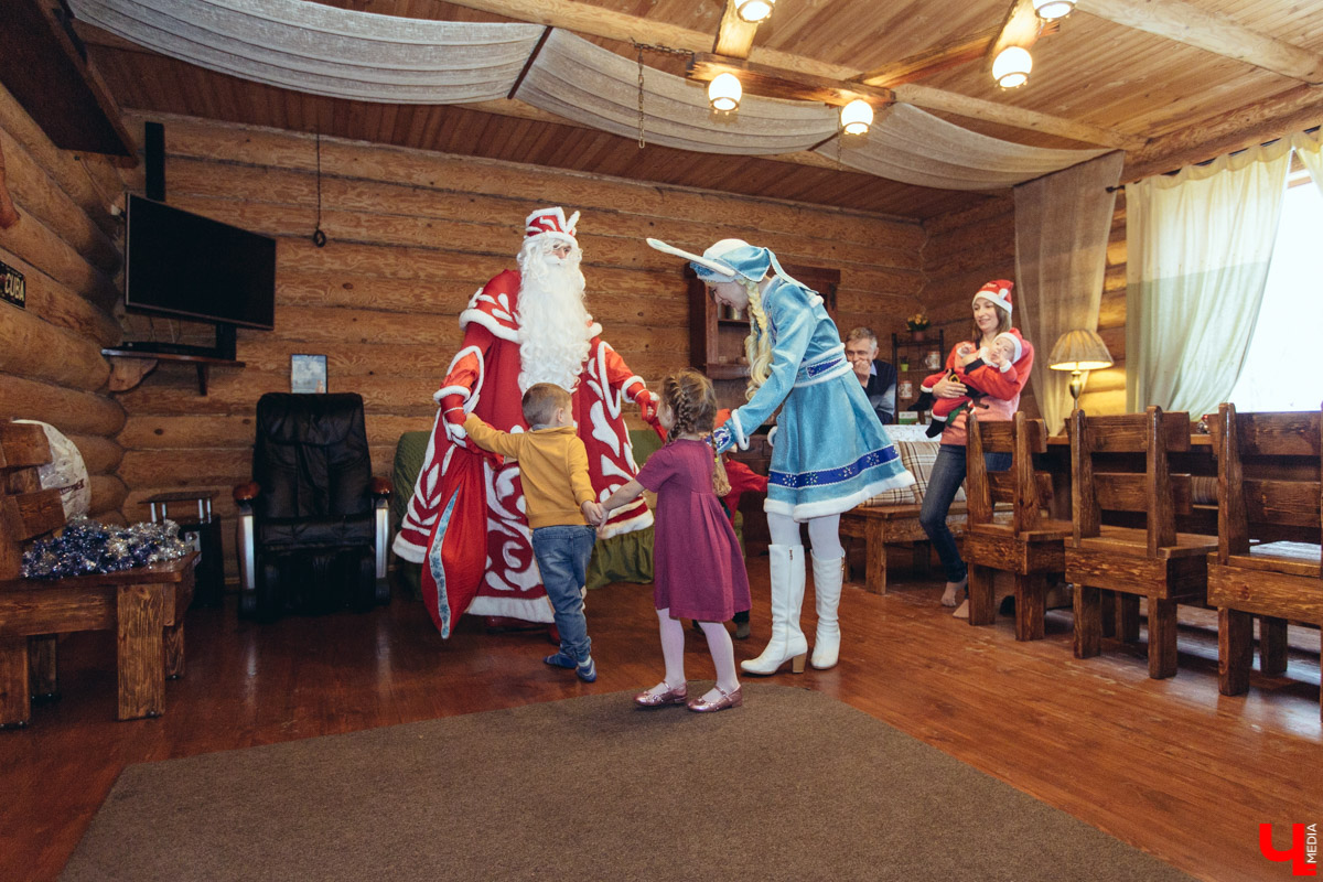 Услуги Деда Мороза и Снегурочки подорожали, но спрос на них растет. 31 декабря новогодние волшебники нарасхват. «Ключ-Медиа» узнал, сколько нынче стоит праздник дома.