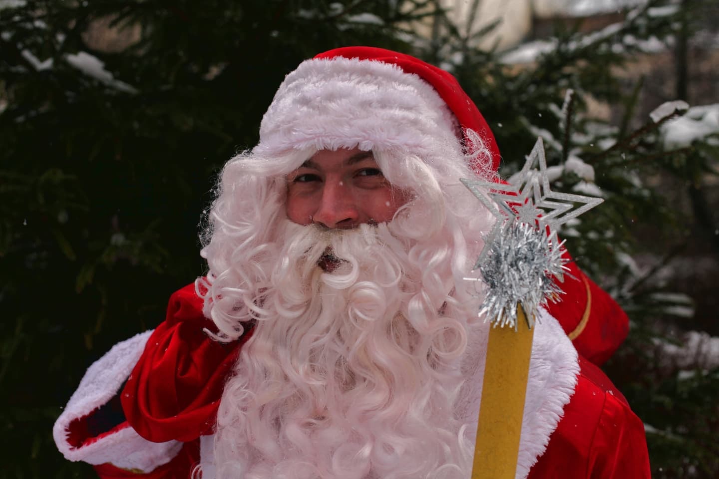 Услуги Деда Мороза и Снегурочки подорожали, но спрос на них растет. 31 декабря новогодние волшебники нарасхват. «Ключ-Медиа» узнал, сколько нынче стоит праздник дома.