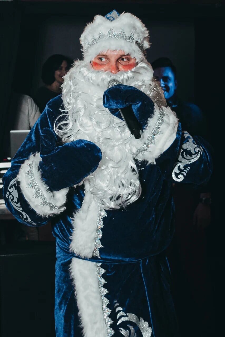 Услуги Деда Мороза и Снегурочки подорожали, но спрос на них растет. 31 декабря новогодние волшебники нарасхват. «Ключ-Медиа» узнал, сколько нынче стоит праздник дома.