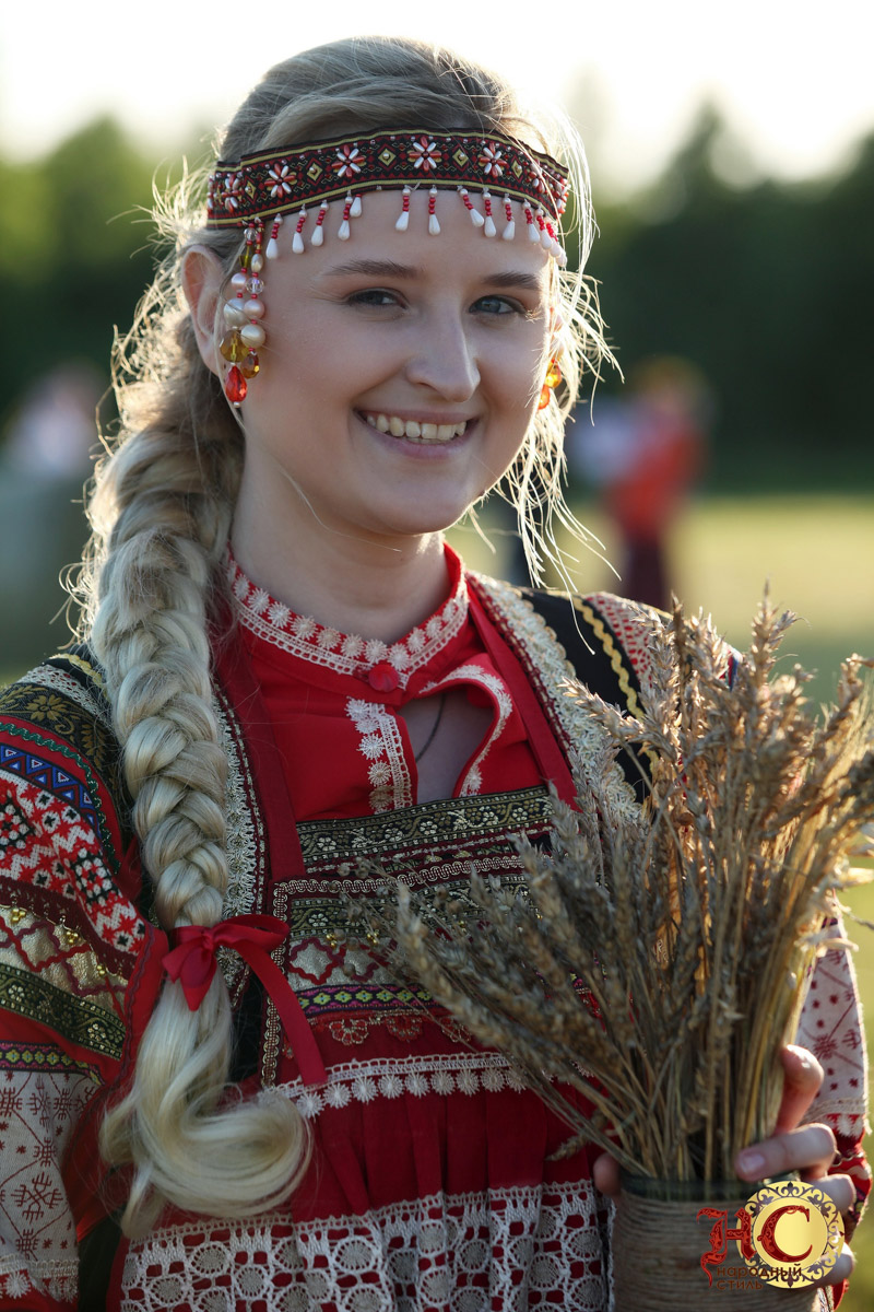 Как рассказать о национальном единстве и многообразии так, чтобы зритель не вывихнул челюсть, зевая? «Страна простора» — как раз такой позитивный пример. Владимирский ролик занял 1-е место в Национальной премии «На благо мира». Рассказываем о награде и самом произведении.