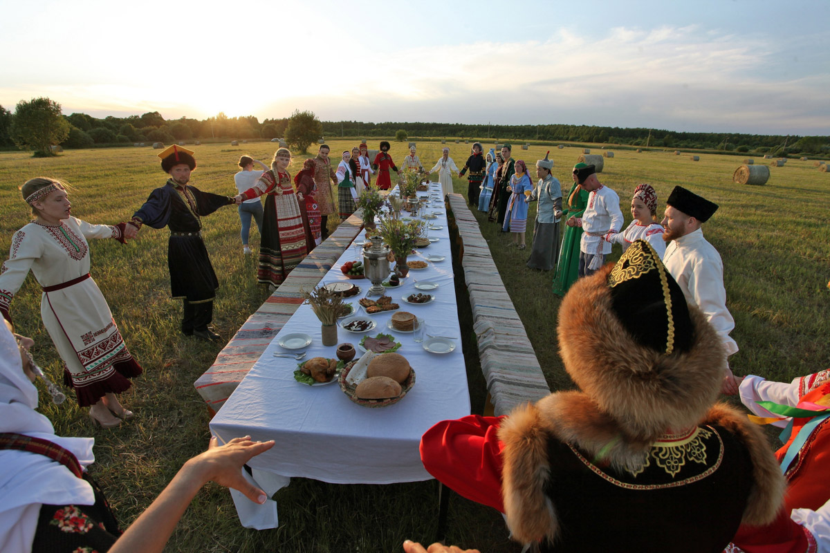 Как рассказать о национальном единстве и многообразии так, чтобы зритель не вывихнул челюсть, зевая? «Страна простора» — как раз такой позитивный пример. Владимирский ролик занял 1-е место в Национальной премии «На благо мира». Рассказываем о награде и самом произведении.