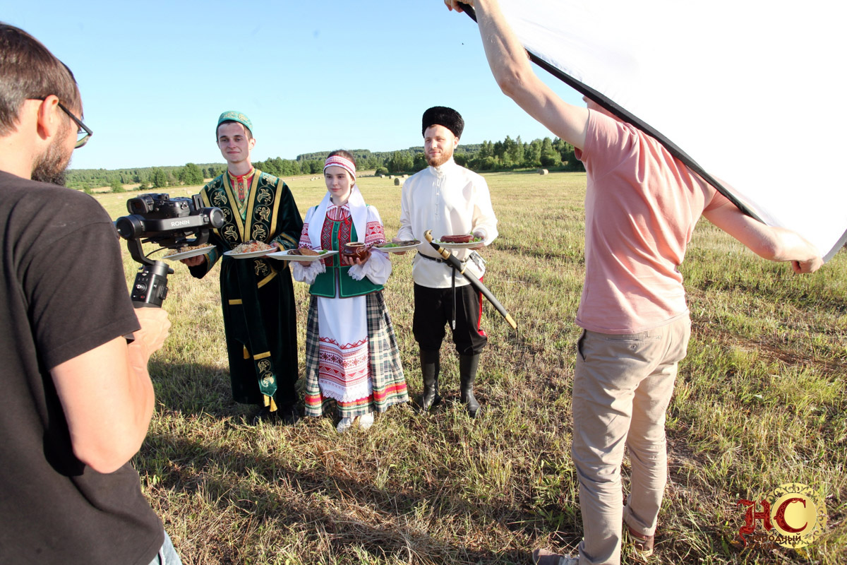 Как рассказать о национальном единстве и многообразии так, чтобы зритель не вывихнул челюсть, зевая? «Страна простора» — как раз такой позитивный пример. Владимирский ролик занял 1-е место в Национальной премии «На благо мира». Рассказываем о награде и самом произведении.