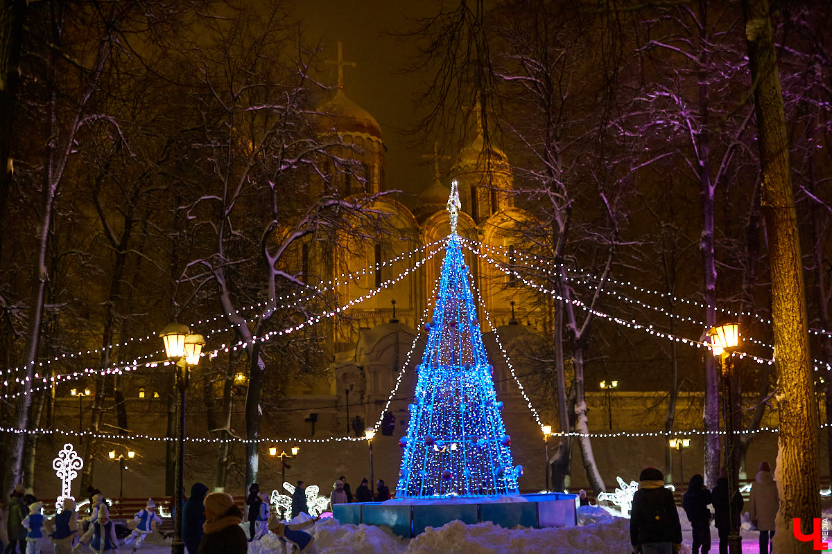 В минувшую пятницу в самом сердце Владимира состоялось торжественное открытие катка на Пушкинском бульваре. «Ключ-Медиа» посетил новогоднее мероприятие и с радостью делится с вами снимками.