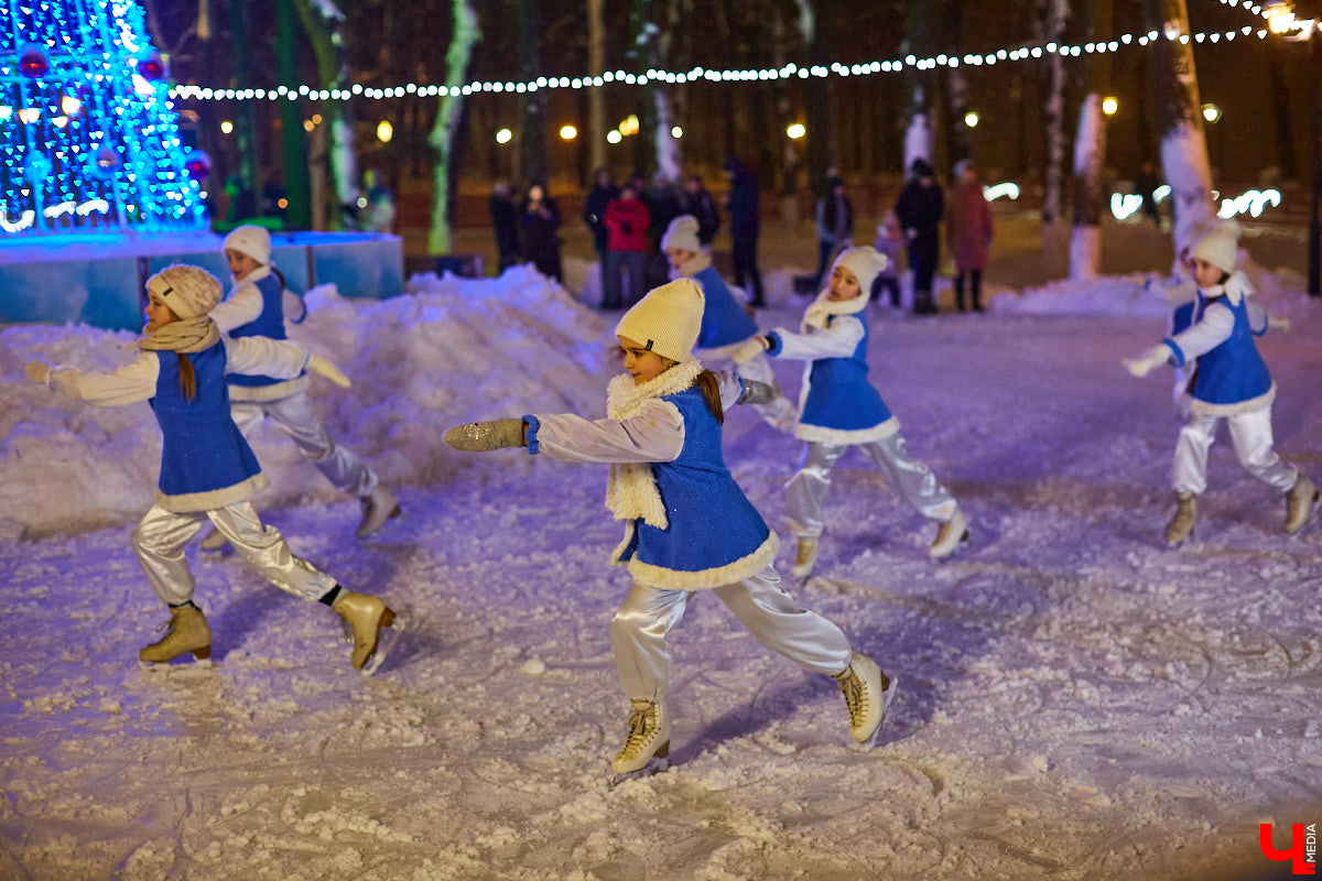 В минувшую пятницу в самом сердце Владимира состоялось торжественное открытие катка на Пушкинском бульваре. «Ключ-Медиа» посетил новогоднее мероприятие и с радостью делится с вами снимками.