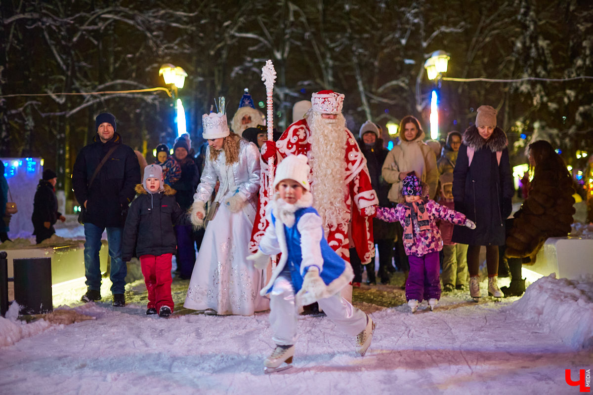 В минувшую пятницу в самом сердце Владимира состоялось торжественное открытие катка на Пушкинском бульваре. «Ключ-Медиа» посетил новогоднее мероприятие и с радостью делится с вами снимками.