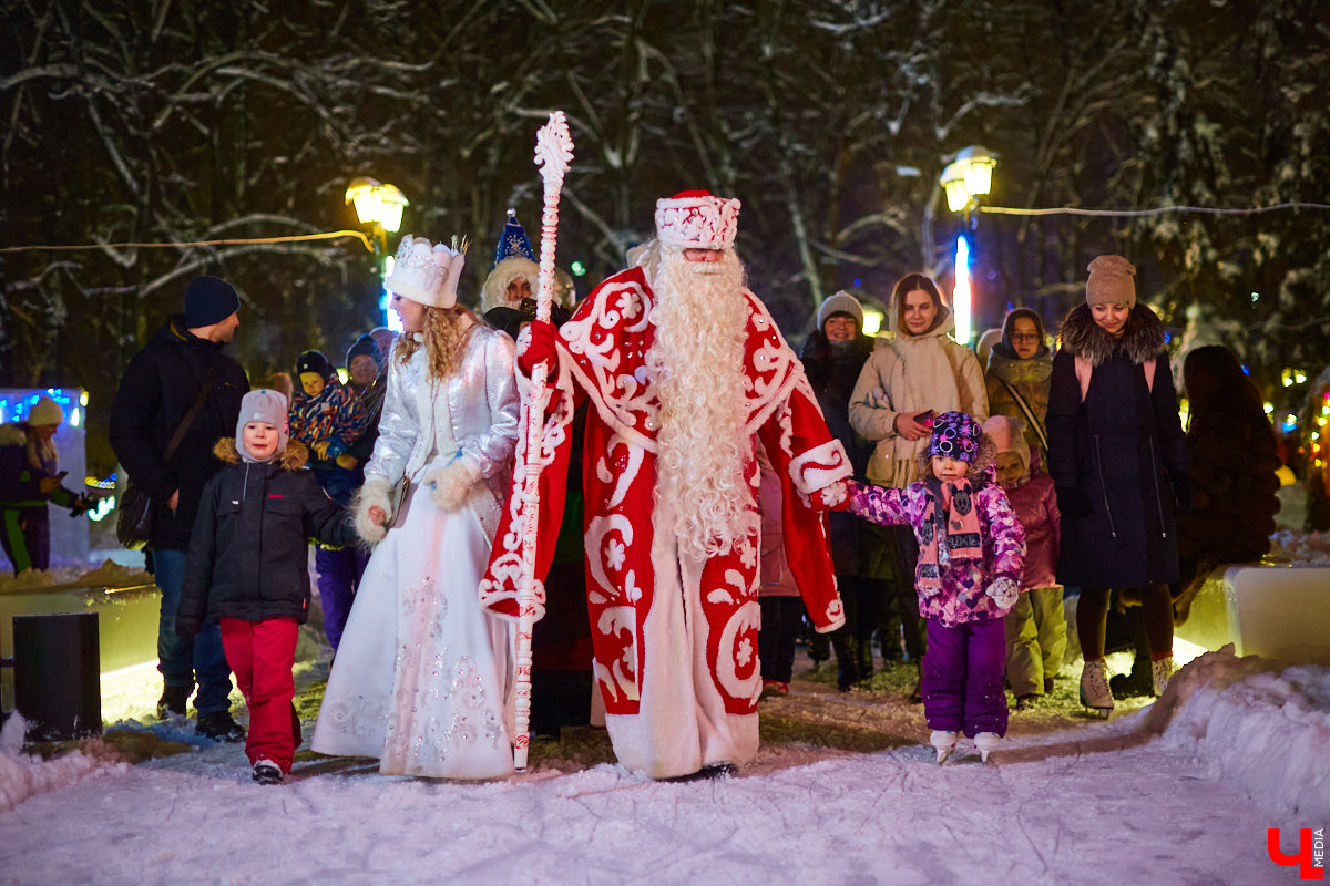 В минувшую пятницу в самом сердце Владимира состоялось торжественное открытие катка на Пушкинском бульваре. «Ключ-Медиа» посетил новогоднее мероприятие и с радостью делится с вами снимками.